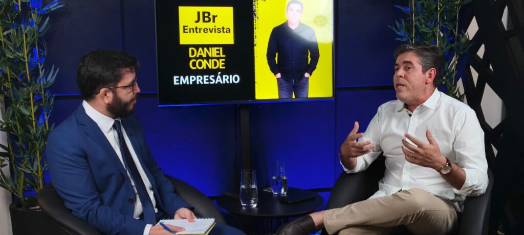 Conde 10101 conversa com o entrevistador no estúdio do JBr Entrevista